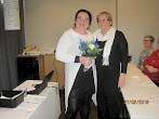 Uusi liittohallituksen varsinainen jäsen Piiju Leppänen, vierellä onnittelee Raija Mommo